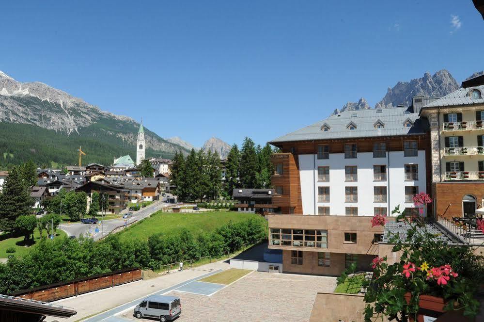 Hotel Panda Cortina- Ricarica Auto Elettriche Cortina dʼAmpezzo Exteriör bild